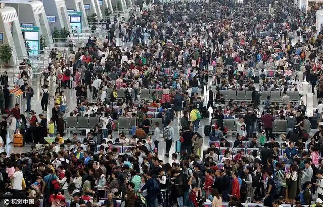 杭州迎国庆长假返程高峰 火车站候车厅人山人海
