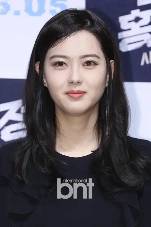 韩星高雅拉骑术练习被马咬处理后无大碍