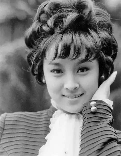 甄珍年轻时有多美美得连曾经的琼瑶女神林青霞都自愧不如