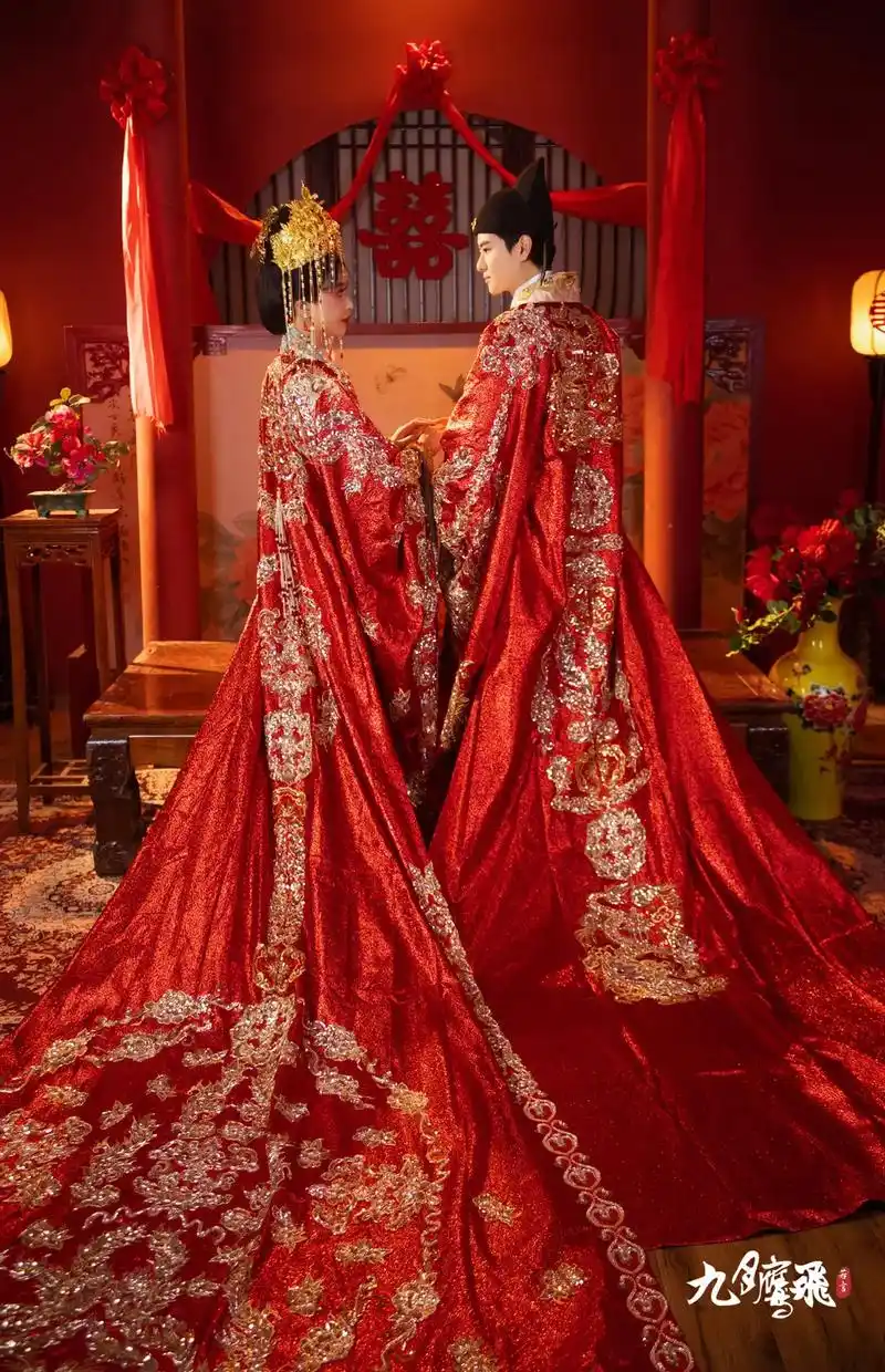 超重工的汉唐主婚服  凤冠霞帔仪式感拉满.女款:团团簇簇的牡 - 抖音