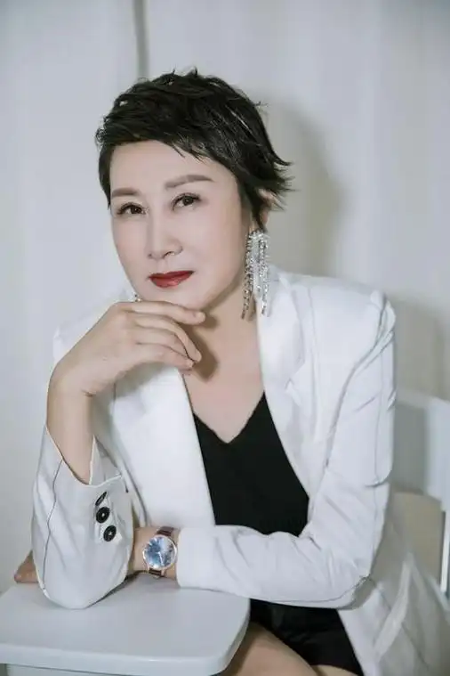 张凯丽高难度水下落泪大片获胡兵大赞 与张可盈携手全力备战总决赛