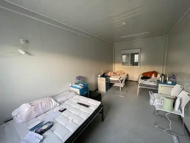 图为隔离房间内的配置,每个房间可供最多三人同时入住(3月9日摄).