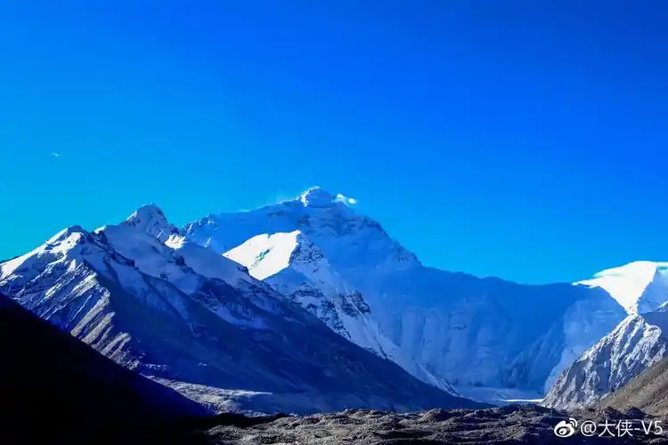 在5200的高度仰望世界第一高峰