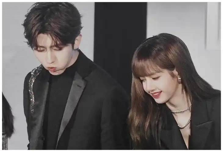 蔡徐坤换新头像,疑似和lisa用情头?网友:长腿姐弟是真的