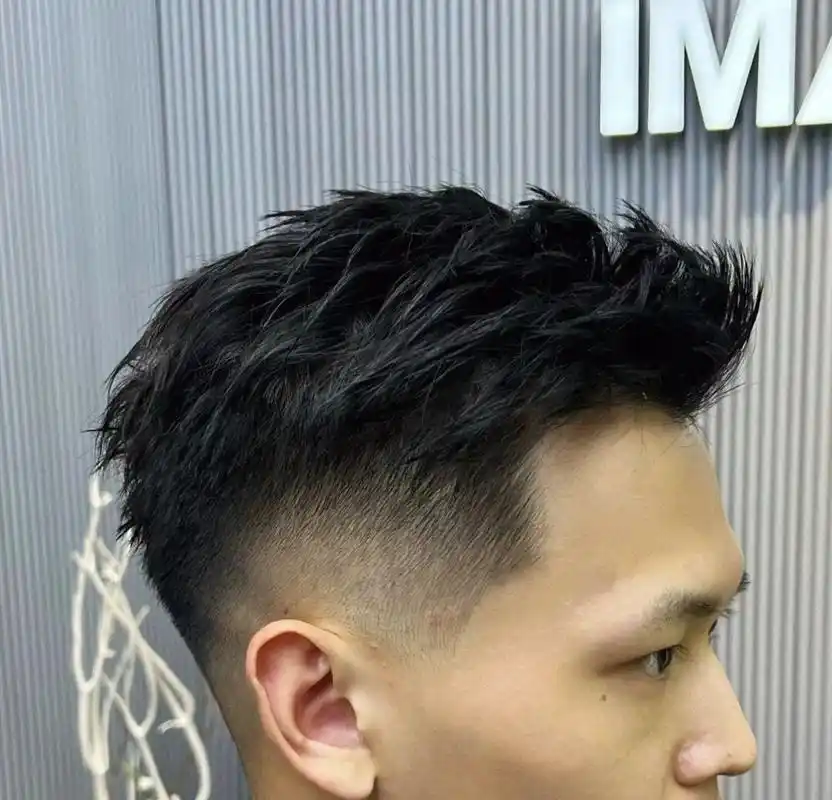 男生发型推荐 帅气三七侧分 三七分纹理烫,适合圆脸国子脸,职业男士