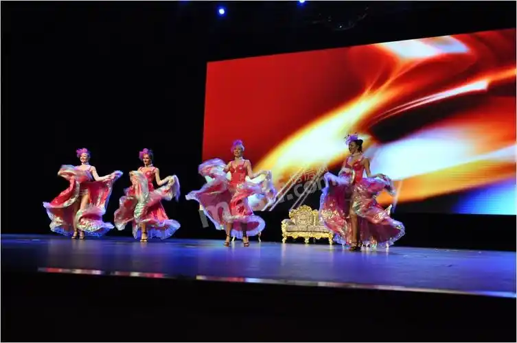 热情火辣的开场热舞.