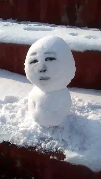 事实证明,雪人加上表情包也可以化腐朽为神奇坠落天堂侧脸着地的天