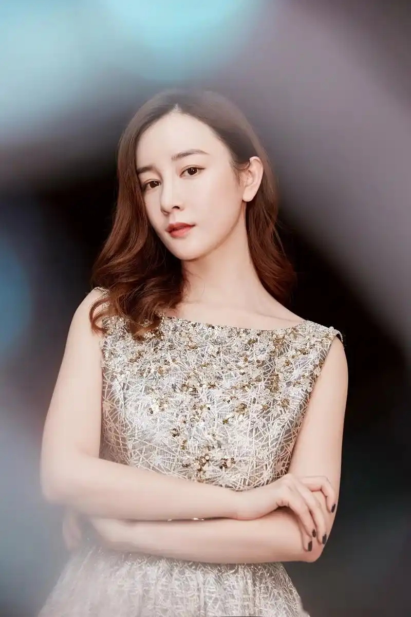 今日,演员张檬身穿sacred coven蕾丝珠宝刺绣高定礼服裙受邀出席第