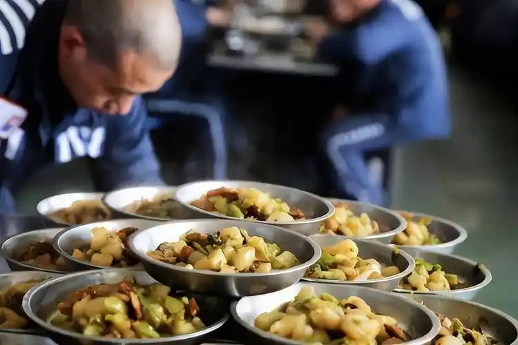 成都刑事律师转发:监狱伙食怎么样,服刑人员可以加餐吗?