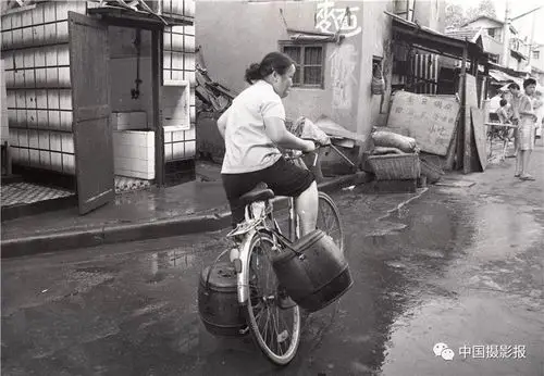 帮孤寡老人"刷马桶"是上海杨浦区首创,清晨漫步街头处处可见环卫工人