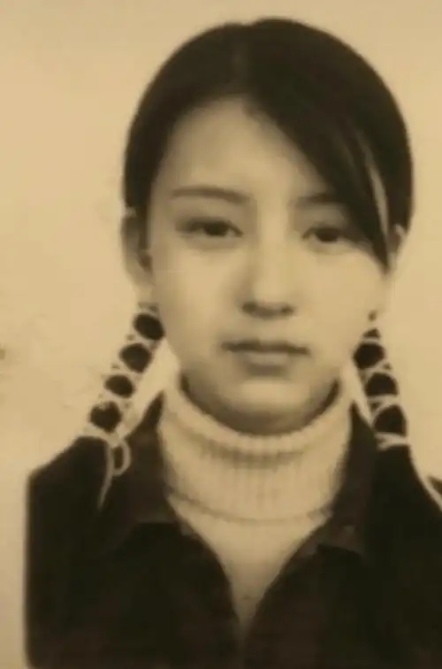 她还写道:"初中上课时被叫出来拍证件照,记得太阳很大,所以看起来皱着