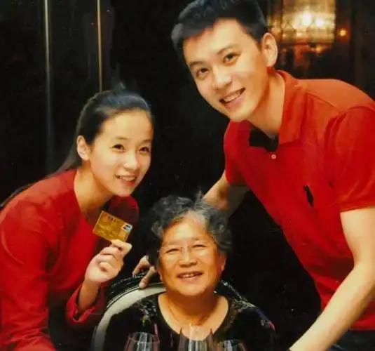 最近,辽宁队cba的主教练杨鸣的妻子唐佳良在社交媒体上更新了状态,晒