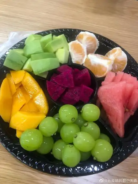 原来我们这有个传统的水果老店,自去年疫情之后,开不了店,就只做外卖