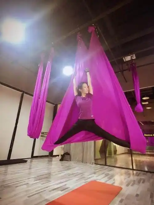 刘亦菲练空中瑜伽劈一字马,大长腿抢镜,身材超级好!