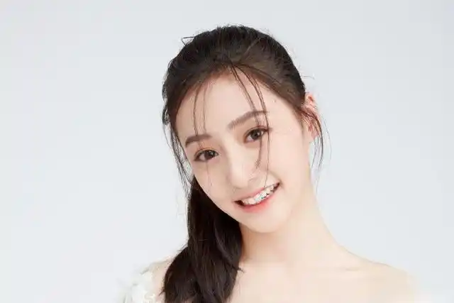 最近,胡连馨被曝加入《1921》剧组,也有新剧《我们的西南联大》将要