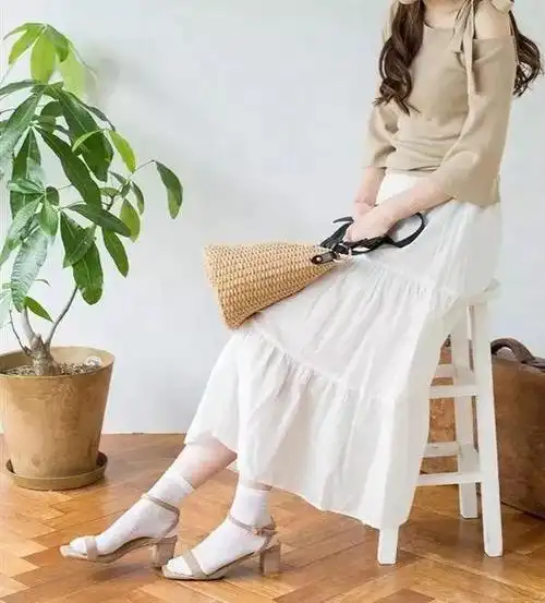 前提是衣服上有白色元素呼应12,运动凉鞋 小白袜好搭指数