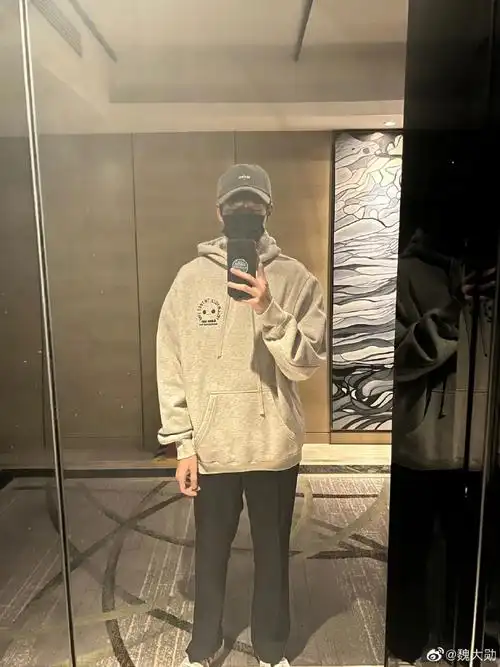 魏大勋晒戴口罩自拍##魏大勋对镜自拍照