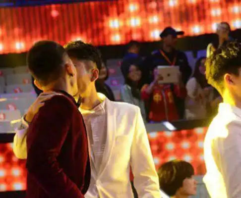 图于湉眼看华晨宇被吻心痛快男六强兄弟情曝光