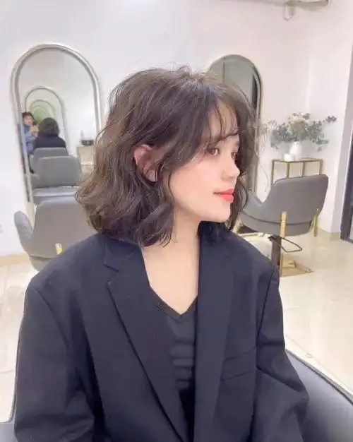 2021年短发流行烫发型女 减龄的短发烫发发型图片男生