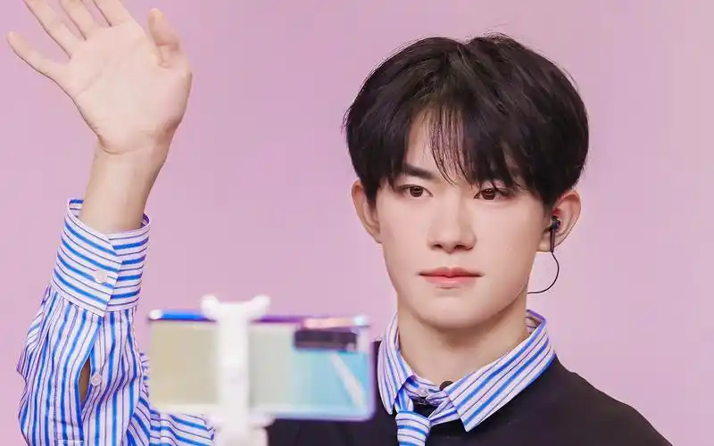 易烊千玺时尚休闲条纹衬衫帅气写真