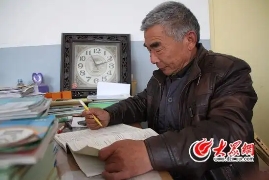 56岁老教师拄拐上课四十载 为留守儿童撑起一片天