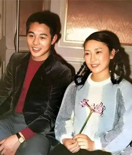 上世纪八十年代著名功夫影星李连杰和妻子黄秋燕的合照
