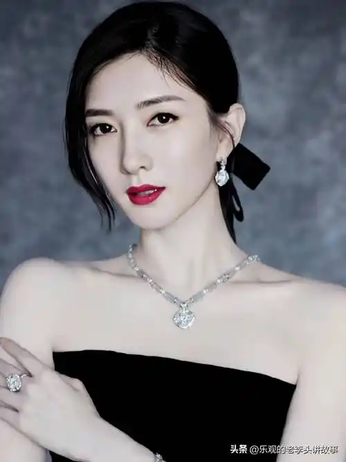 江疏影 一袭黑色抹身材长裙优雅高贵,女人味十足!_造型_网络_时尚