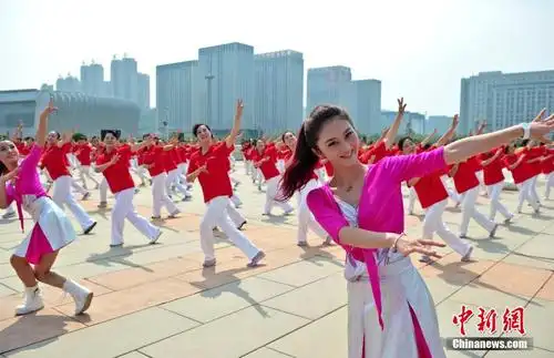 3000大妈齐聚济南奥体中心广场"斗舞"