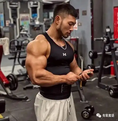 她的身材底子,身体素质各方面都要比普通人要好,现在练出这样的肌肉