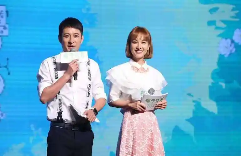 人人都同情吴昕,有谁注意到那个在角落的李维嘉?