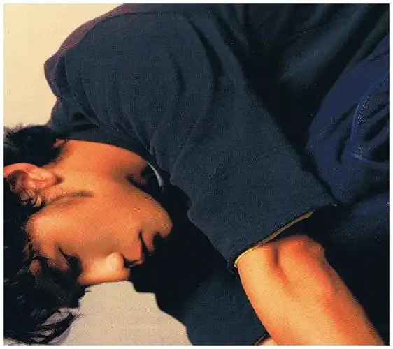 周杰伦晒20年前旧照,青涩干净面容令网友直呼:我最早是颜粉!