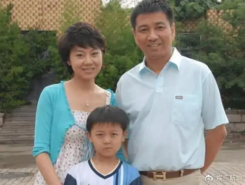 62岁刘莉莉全家照,女儿漂亮老公是他,比自己还小4岁