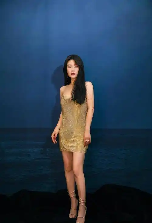 原创袁娅维真是肉感尤物穿亮片吊带连衣裙藏不住女人味太高级