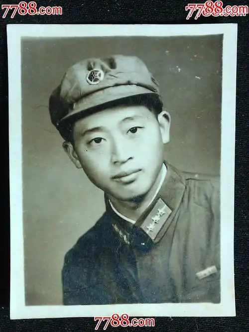 p六十年代老照片解放军战士标准像尺寸50x35公分