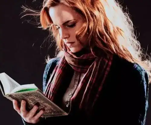 去年,女神艾玛·沃特森在伦敦地铁丢了本书,整个伦敦都疯了,刮起了一