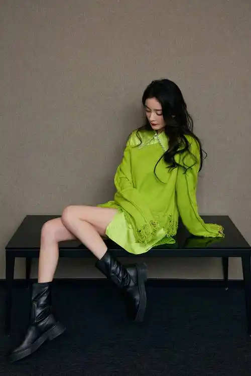 杨幂人不仅长得好看,还懂得穿衣打扮来展现自己的风格.