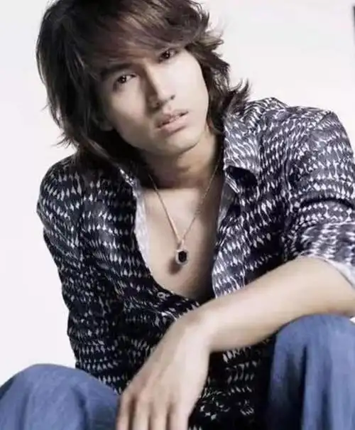 言承旭绝对长发男明星的正面教材,满眼的温柔配上长发,是我们青春里的