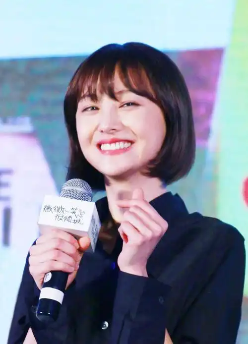 郑爽张恒亮相5万情侣羽绒服正反穿与男友牵手秒表娇羞小女生