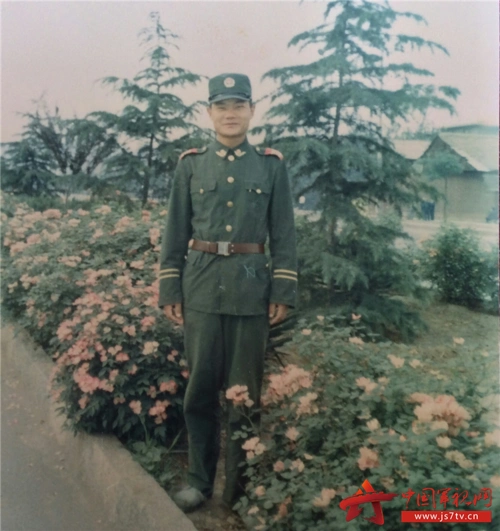 父亲身着87式作训服的老兵准备训练