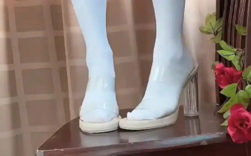 白袜女生脱鞋骑电动车