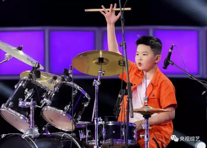 小朋友痴迷于打架子鼓,五个垃圾桶都可以当伴奏!