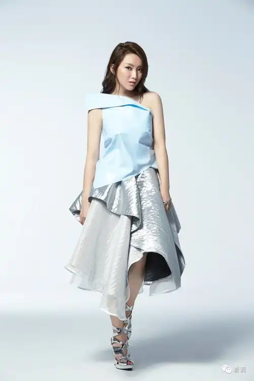 18岁前往美国波士顿读大学,休学半年参加《星光大道》,又回美国读书