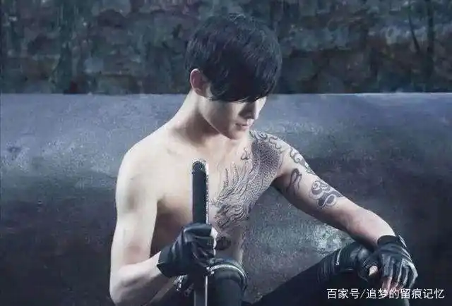 张启山,都是东北张家人,只不过张启山是混血,所以他拥有穷奇纹身,而