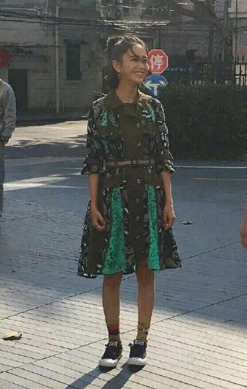 佟丽娅的美也是靠包装?离开滤镜显真容,黝黑无气质太真实