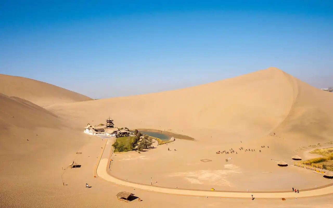 敦煌月牙泉风景图片桌面壁纸