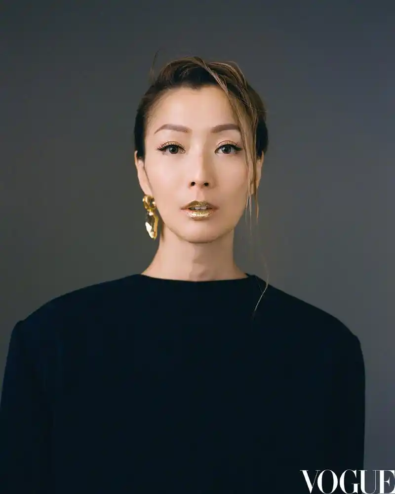 组图:郑秀文最新时尚大片曝光 穿真空西装配霸气红唇气场十足_高清