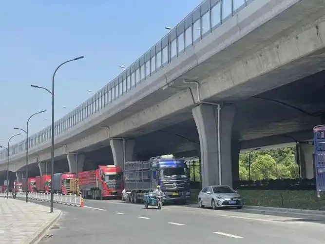 记者帮回头看那么多大货车停靠杭州姑娘桥地铁站边这条路三不管