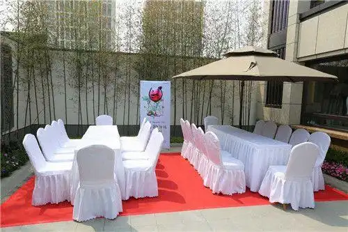 邻近中午,现场工作人员已将活动现场布置完毕.