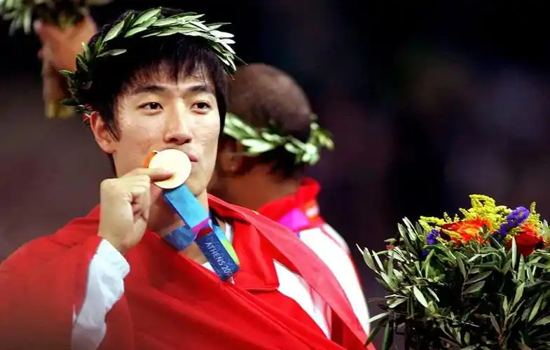 2004年雅典奥运会,刘翔一战成名,成了世人眼中的跨栏英雄.
