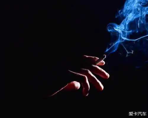 女人都说:男人点烟的那一刻最帅.